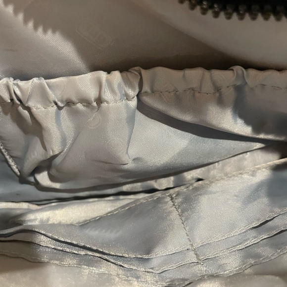 Lug travel handbag. Like new . Gorgeous blue crossbody .Travelers delight! - Picture 4 of 8